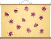 Schoolplaat – Paarse Bloemen op Gele Achtergrond - 90x60cm Foto op Textielposter (Wanddecoratie op Schoolplaat)