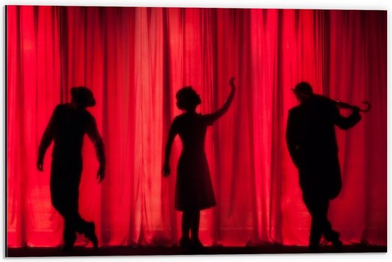 Dibond - Drie Mensen Voor een Rood Gordijn in een Theater - 60x40cm Foto op Aluminium (Met Ophangsysteem)