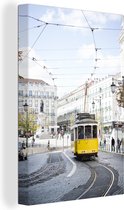 Un tramway jaune avec un funiculaire traverse la toile de Lisbonne 80x120 cm - Tirage photo sur toile (Décoration murale salon / chambre)