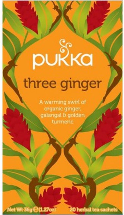 Pukka three ginger biologische thee verpakking met rode gemberbloemen en groene bladeren, op een oranje achtergrond.