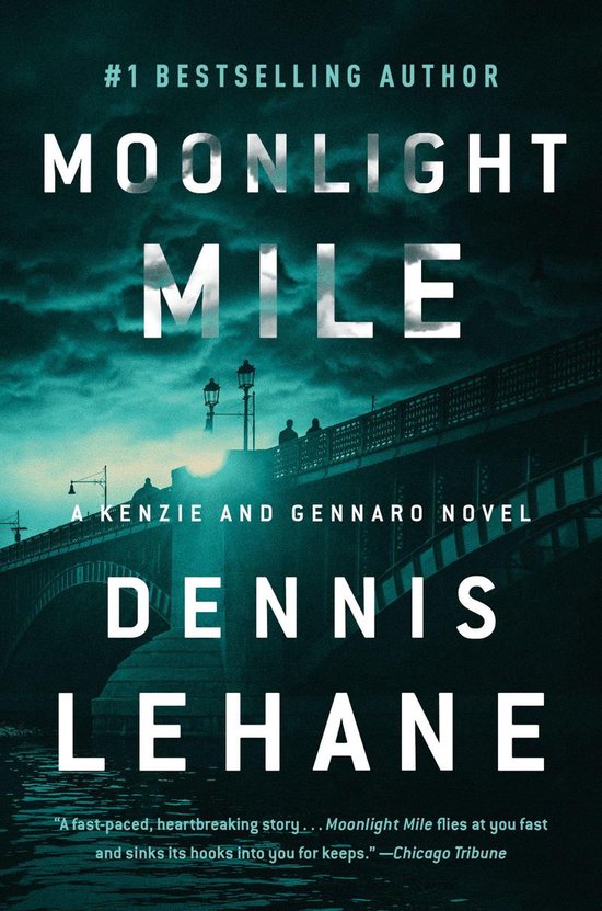 Boekcover van Moonlight Mile, een Kenzie & Gennaro-roman van Dennis Lehane. Een brug bij nacht met op de achtergrond licht en duisternis.