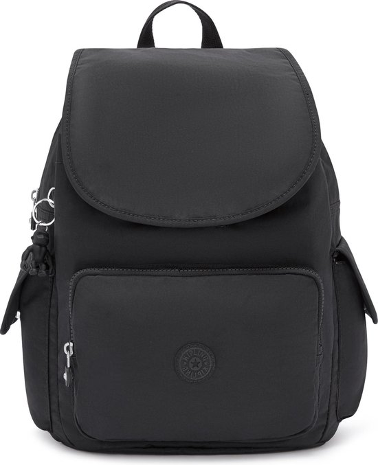 Zwarte Kipling rugzak met klep, rits, voorvak met Kipling logo en zijvakken.