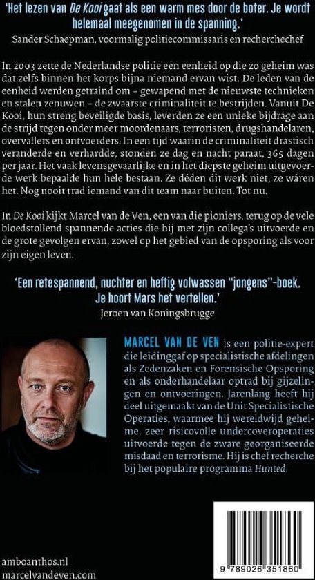 De Kooi, tekst over Marcel van de Ven en een portret van de schrijver met een zwarte jas.