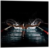 Dibond - Zwemmer met Zwarte Badmuts boven Water - 50x50cm Foto op Aluminium (Met Ophangsysteem)