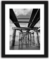 Foto in frame , Onder een pier ​, 70x100cm , Zwart wit  , Premium print