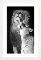 JUNIQE - Poster met houten lijst Verliefde leeuwen - zwart-wit foto