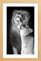 JUNIQE - Poster met houten lijst Verliefde leeuwen - zwart-wit foto