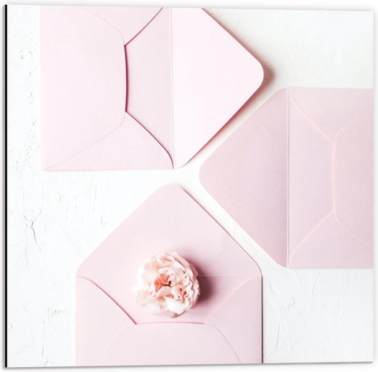 Dibond - Roze Enveloppen met Roze Bloem - 50x50cm Foto op Aluminium (Met Ophangsysteem)