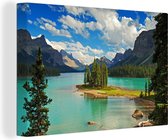 Canvas Schilderij Eiland op een meer in het Nationaal park Jasper in Canada - 120x80 cm - Wanddecoratie