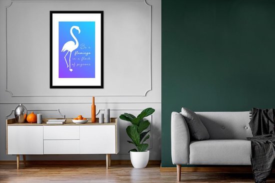 Citation 'Soyez un flamant rose dans un troupeau de pigeons' avec un flamant rose sur fond bleu 60x90 cm