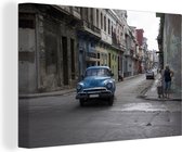 Canvas schilderij 140x90 cm - Wanddecoratie Een uitzicht op het straatbeeld met een Cubaanse oldtimer - Muurdecoratie woonkamer - Slaapkamer decoratie - Kamer accessoires - Schilderijen