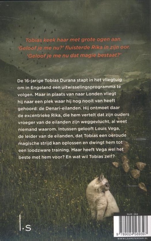 Boekcover achterkant: Een tekstblok en een lezende leeuw in een groen berglandschap met vallende stenen.