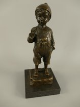 Bronzen beeld - Jongetje met muts op - Gedetailleerd sculptuur - 21 cm hoog
