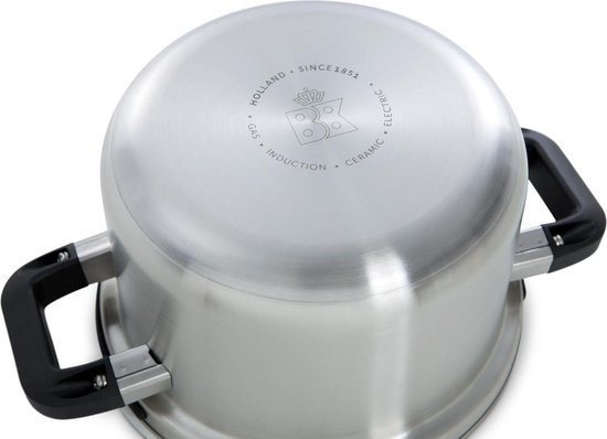 De onderkant van een roestvrijstalen pan met zwarte handvatten, met tekst 'HOLLAND SINCE 1851' en 'INDUCTION CERAMIC GAS ELECTRIC'.