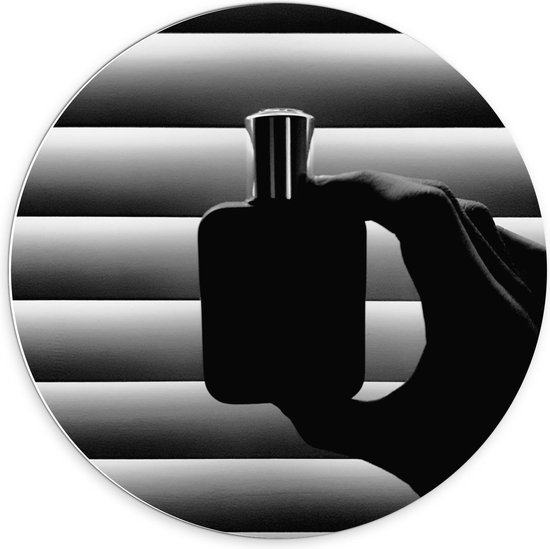 Forex Wandcirkel - Zwart/Wit Parfumflesje Die Iemand Vasthoudt - 70x70cm Foto op Wandcirkel (met ophangsysteem)