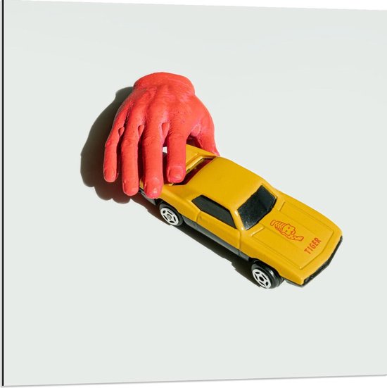 Dibond - Rode Hand op Gele Auto - 80x80cm Foto op Aluminium (Met Ophangsysteem)