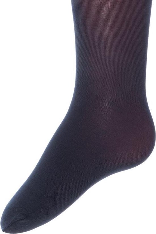 Voet van een effen donkerblauwe, dikke kinderpanty van 80 denier.