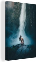 Femme assise seule dans la jungle à la cascade 60x90 cm - Tirage photo sur toile (Décoration murale salon / chambre) / Peintures sur toile nature