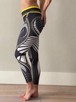Ultimate Fit Fitnesslegging met abstract blad design in zwart, wit en gele kleurcombinatie