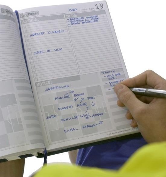 Trainersboek - Jaarboek: uw day to day voetbalwerkboek