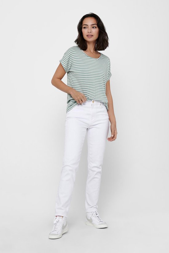 Model in mintgroen en wit gestreept t-shirt met omgerolde mouwen, gedragen met een witte jeans.