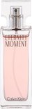 Flacon de Calvin Klein Eternity Moment Eau de Parfum au liquide rose pâle.