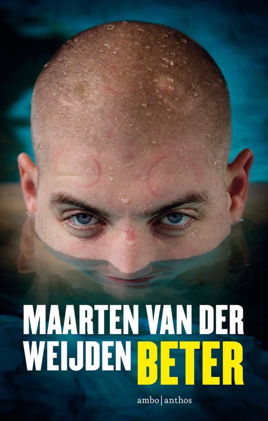 Close-up van een man met kortgeschoren hoofd in zwembadwater. Hij kijkt intens naar de camera. De titel 'MAARTEN VAN DER WEJDEN BETER' staat op de foto.