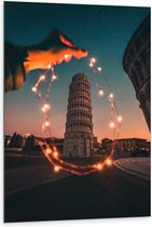 Dibond - Toren van Pisa met Lichtjes - 80x120cm Foto op Aluminium (Wanddecoratie van metaal)