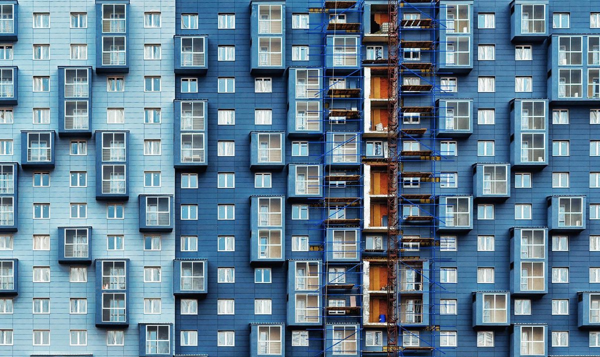 Schilderij - flatgebouw - blauw - Collectie rhythm of the city - Dibond wit - 118x70cm