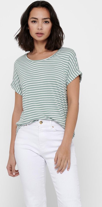 Groen gestreept t-shirt met witte strepen en opgerolde korte mouwen, gedragen door een model met witte jeans.
