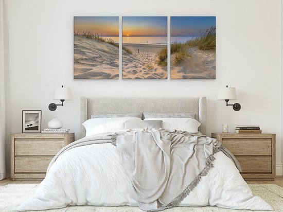 Triptyque du coucher de soleil sur la mer, photographié depuis un chemin de dune. Accroché au-dessus d'un lit double.