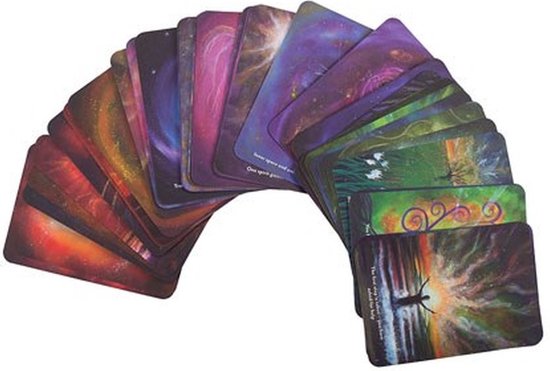 Een waaier van Healing Spirits Orakel kaarten met kleurrijke, etherische afbeeldingen zoals sterrenstelsels en natuurtaferelen.