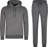 Grijs trainingspak bestaande uit een hoodie met capuchon en kangoeroezak, en een joggingbroek met trekkoord.
