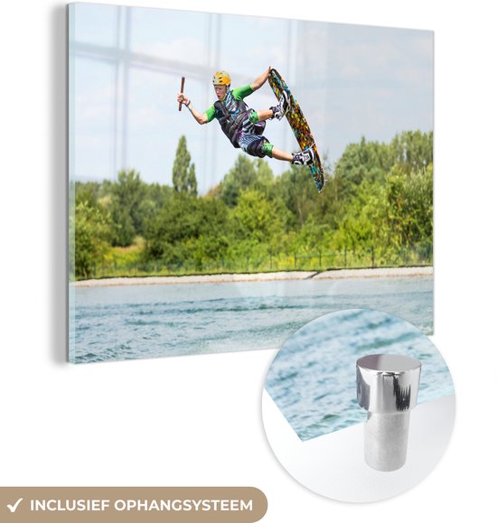 MuchoWow® Glasschilderij 80x60 cm - Schilderij acrylglas - Een jonge en professionele wakeboarder springt in de lucht - Foto op glas - Schilderijen