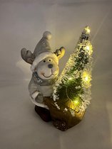 Kerstbeeld rendier met Kerstboom en LED - Kerstboom met LED - met warm witte LED - wit + grijs & glitters - Keramiek - hoogte 19x12x7cm - Kerstdecoratie - Woonaccessoires