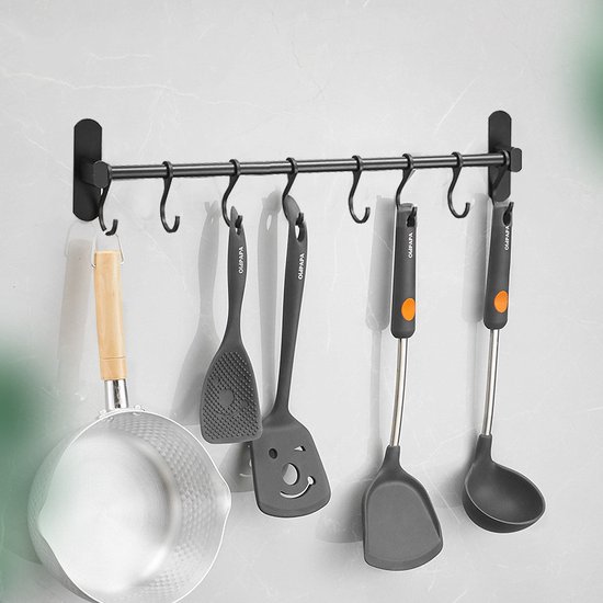 Zwarte keukenrail met een pot, 4 keukenhulpen en een lepel.