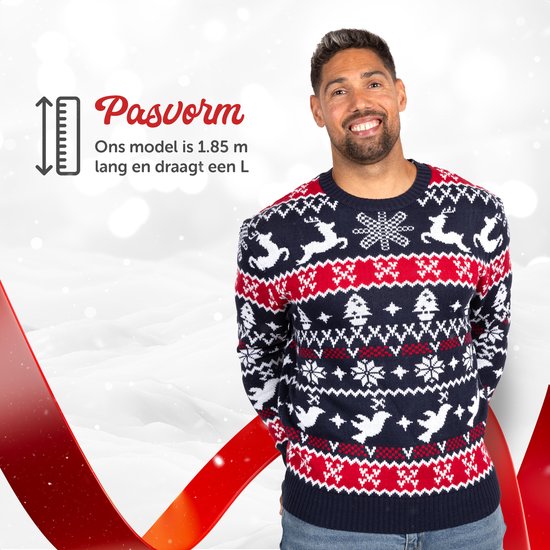 Man in kersttrui met rendieren, sneeuwvlokken en kerstbomen in blauw, rood en wit.