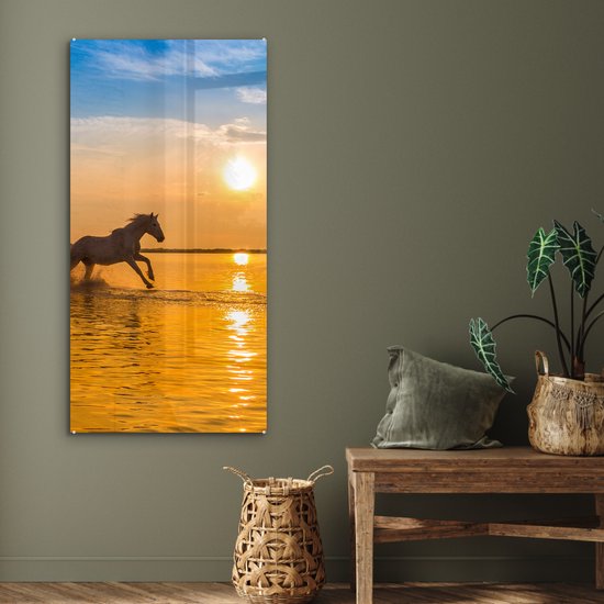 ® Glasschilderij 60x120 cm - Schilderij acrylglas - Kudde paarden galoppeert in Camargue in de zonsondergang - Foto op glas - Muurdecoratie woonkamer - Wanddecoratie slaapkamer - Schilderijen
