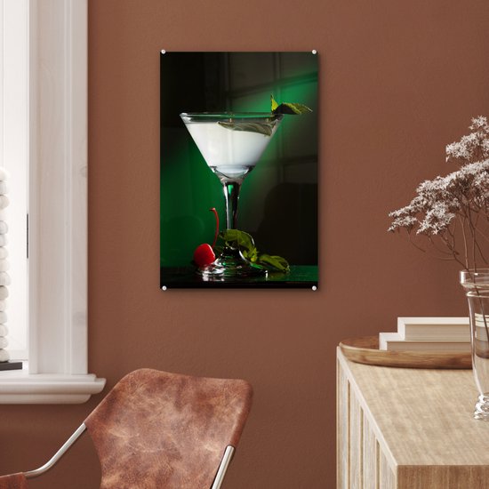 MuchoWow® Glasschilderij 40x60 cm - Schilderij acrylglas - Martini-cocktail met muntblad op een groene achtergrond - Foto op glas - Schilderijen