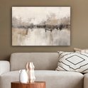Tableau abstrait dans des tons beige, gris et brun avec texture, accroché au-dessus d'un canapé avec des coussins et deux vases.
