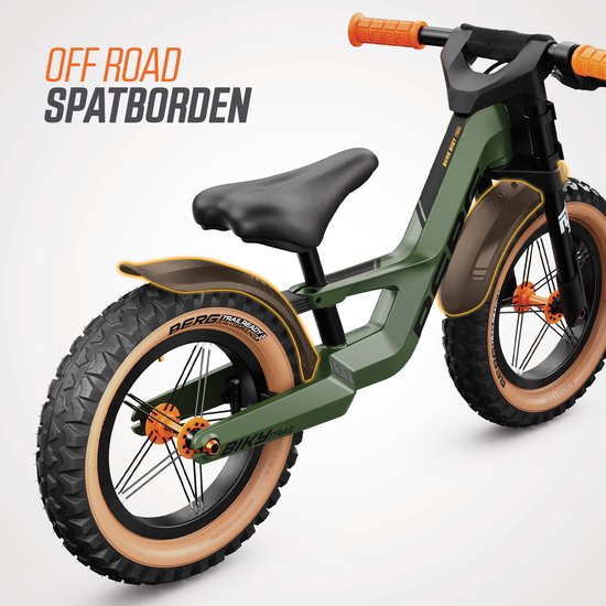 Groene loopfiets met 12 inch wielen, luchtbanden en off-road spatborden.