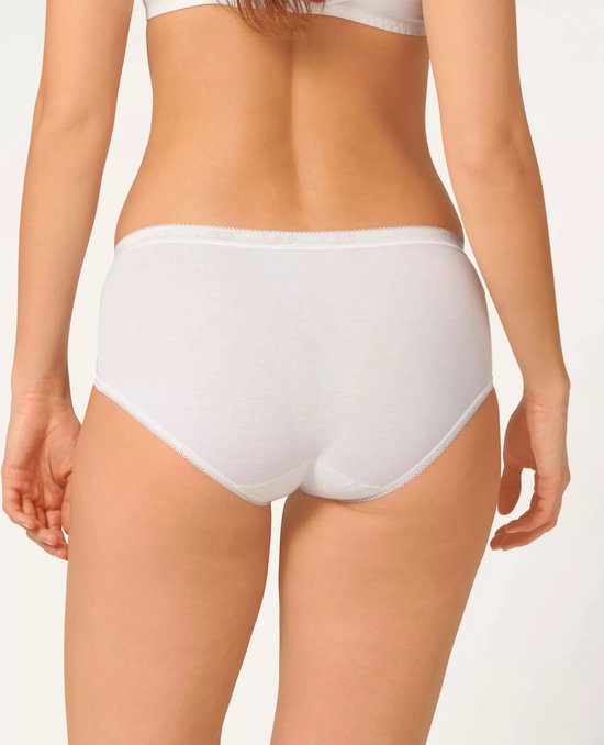 Zijaanzicht van witte Sloggi dames midi slip van katoen, gedragen op model. Met kantrandje aan tailleband en beenopeningen.