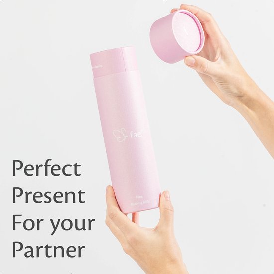 Une main ouvre un emballage rose avec le logo 'fae'. Texte : 'Cadeau parfait pour votre partenaire'.