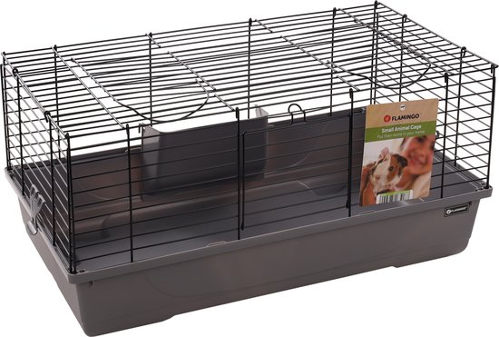 Grijze kunststof bodem met een zwart metalen kooi. De kooi heeft een ingebouwde hooiruif en een reclamekaartje met cavia's erop.