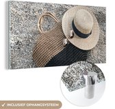 MuchoWow® Glasschilderij 40x20 cm - Schilderij acrylglas - Zomer - Strand - Hoed - Foto op glas - Schilderijen