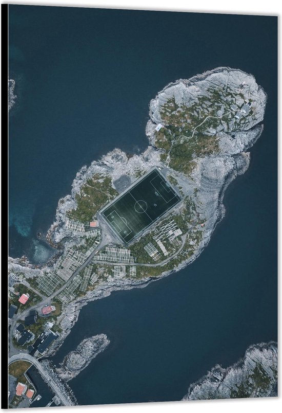 Dibond –Voetbalveld van Bovenaf met Landschap erom heen - Noorwegen– 40x60cm Foto op Aluminium (Met Ophangsysteem)