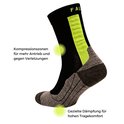 Zwarte Falke sportsok met felgroene compressiezones en gerichte demping.