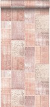 Krijtverf texture vliesbehang oosters patchwork tapijt perzik oranje roze peach - 148651 van ESTAhome