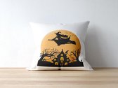 Sierkussen - Halloween Kussen: Huis Met Vliegende Heks Op Bezem | Decoratie | Cadeau | Geschenk