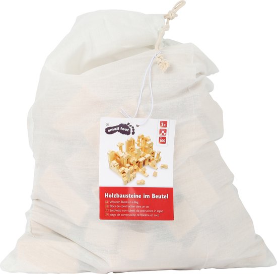 Wit stoffen zakje met touwsluiting, gevuld met houten bouwblokken. Label met 'small foot' en 'Wooden Blocks in a Bag 100 pcs'.